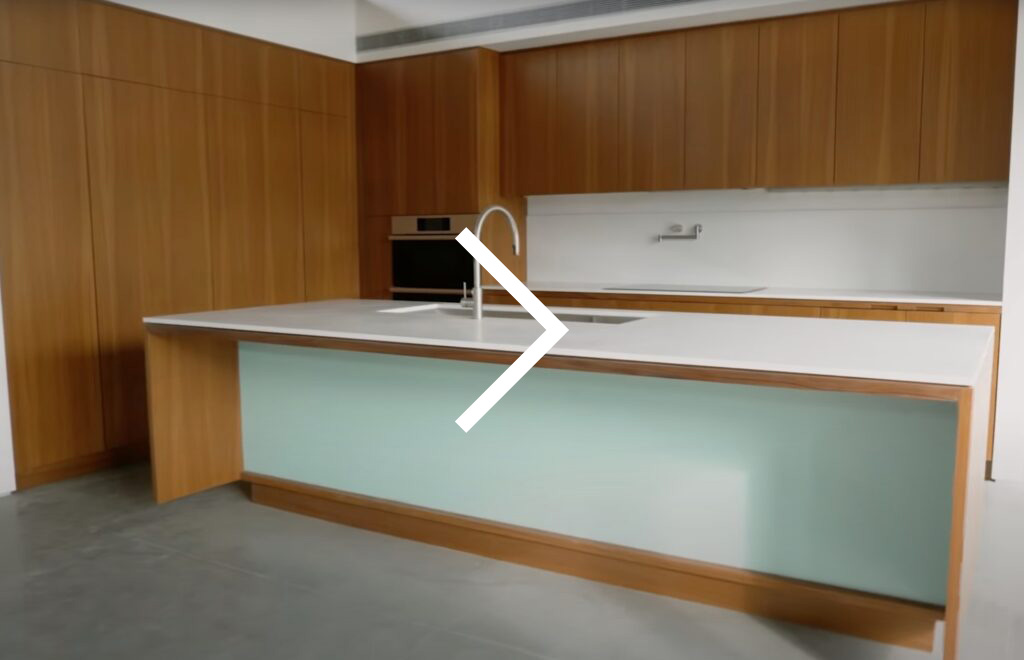 Un préfabriqué Palm Springs Net-Zero affiche une cuisine élégante et aérée