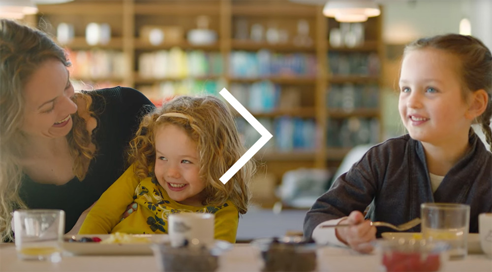 Une cuisine lumineuse de Palm Springs favorise une vie intérieure/extérieure facile